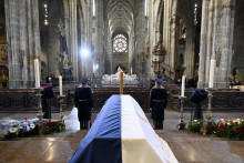 Rakva bývalého bývalého ministra zahraničných vecí Karla Schwarzenberga v Katedrále sv. Víta počas jeho pohrebu so štátnymi poctami v Prahe. FOTO: Reuters