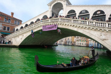 Členovia skupiny Extinction Rebellion zafarbili vodu v benátskom Veľkom kanáli na zeleno v proteste proti pokračujúcim rokovaniam na klimatickej konferencii OSN COP28. FOTO: Reuters