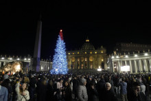 Slávnostné rozsvietenie vianočného stromčeka a betlehema na Námestí sv. Petra vo Vatikáne. FOTO: TASR/AP