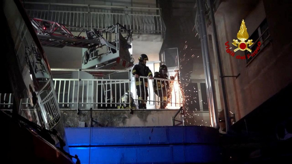 Hasiči pracujú v nemocnici San Giovanni Evangelista po požiari v Tivoli. FOTO: Reuters