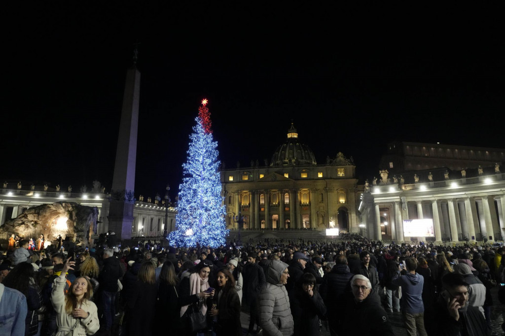 Sl&aacute;vnostn&eacute; rozsvietenie vianočn&eacute;ho stromčeka a betlehema na N&aacute;mest&iacute; sv. Petra vo Vatik&aacute;ne. FOTO: TASR/AP