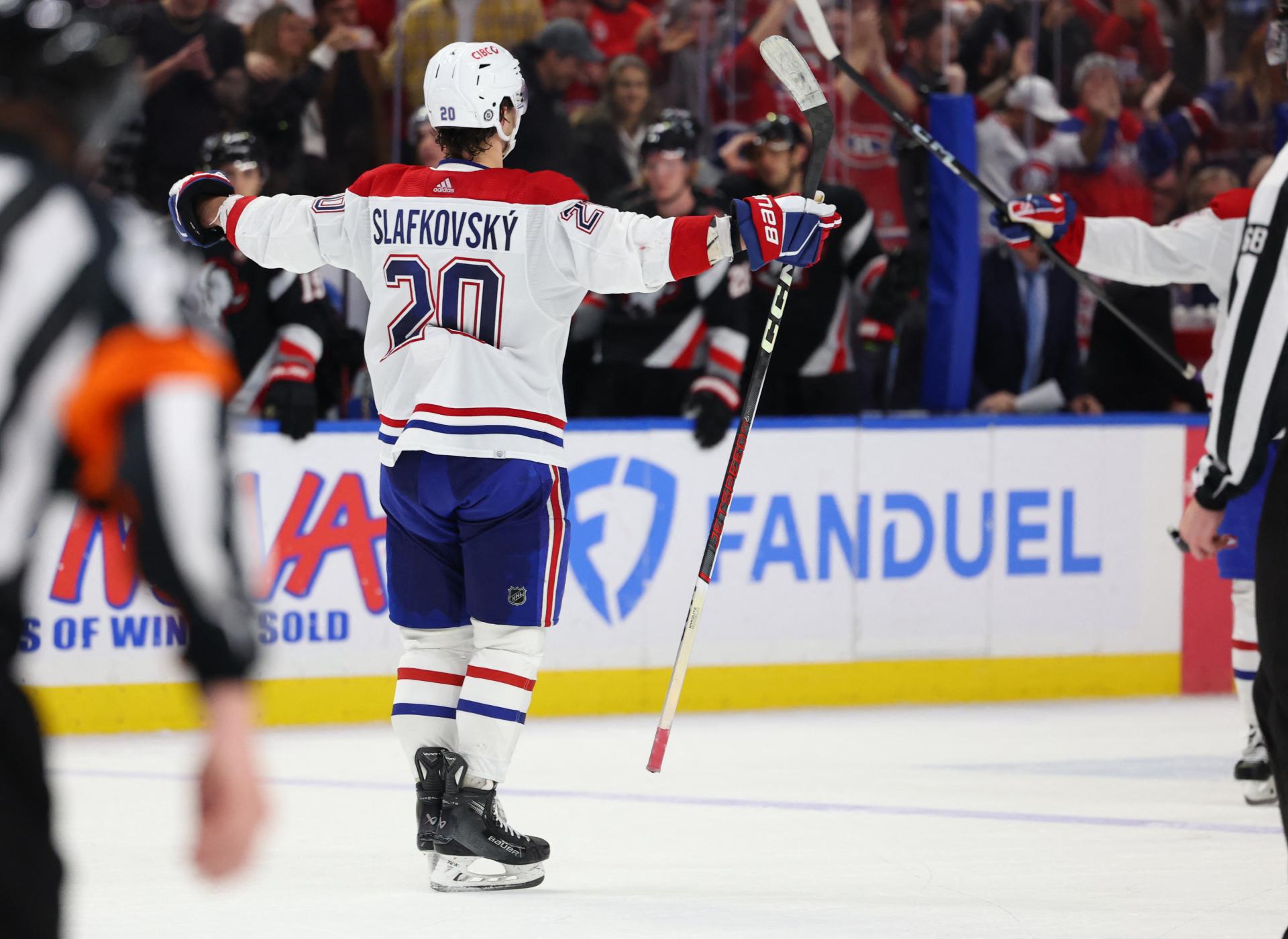 VIDEO: Slafkovský premenil rozhodujúci nájazd, v zápase proti Buffalu sa prvýkrát v NHL pobil