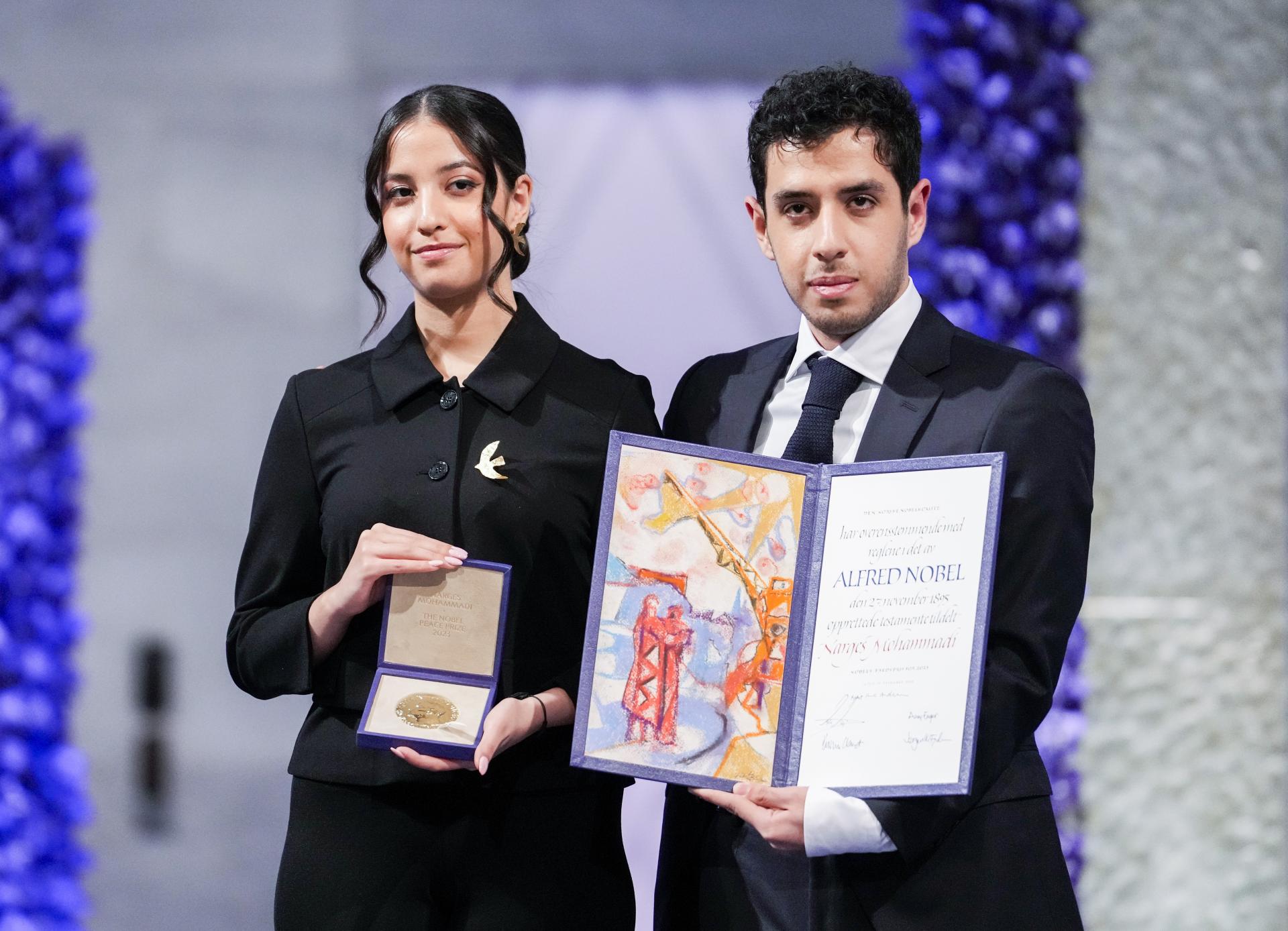 Nobelovu cenu za mier prevzali v mene Narges Mohammadíovej jej dve deti