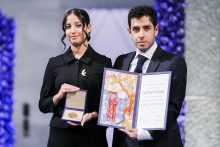 li Rahman (vpravo) a Kiana Rahmanová (vľavo), deti väznenej iránskej ľudskoprávnej aktivistky a laureátky Nobelovej ceny za mier za rok 2023 Narghís Mohammadiovej prevzali za svoju mamu diplom a medailu na slávnostnom odovzdaní Nobelovej ceny za mier v Osle. FOTO: TASR/AP