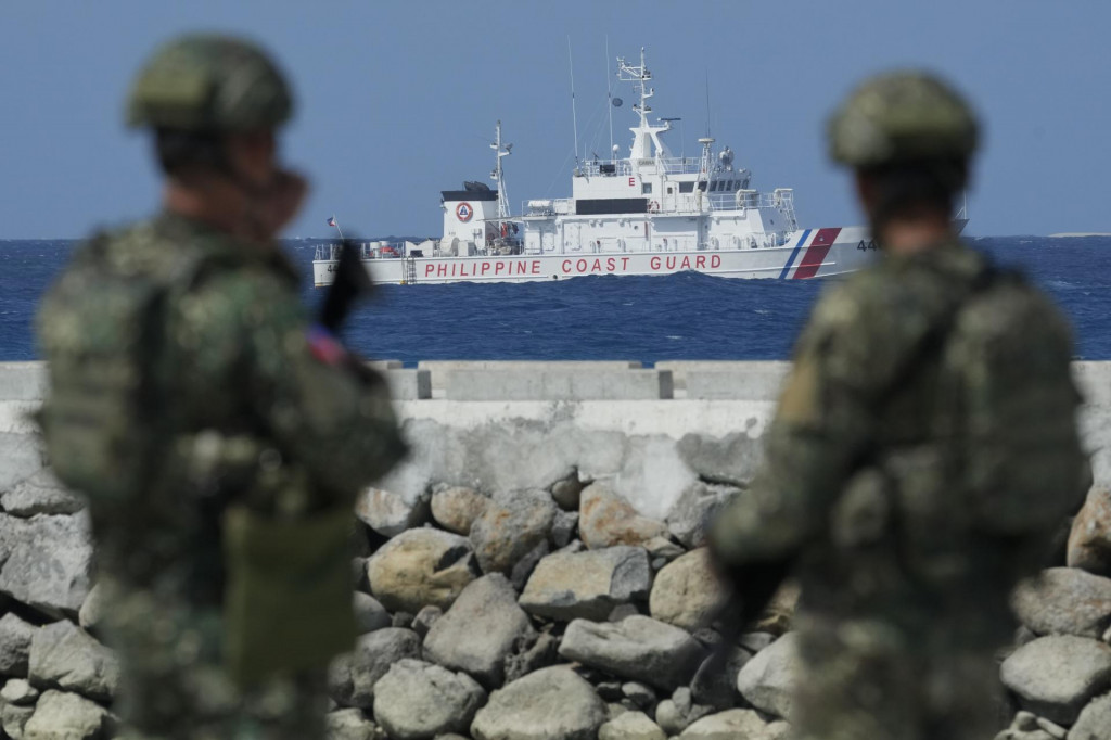 WA 14 Juhočínske more - Filipínskli vojaci, ktorí hliadkujú na spornom ostrove Thitu, sledujú loď filiínskej pobrežnej stráže v Juhočínskom mori. FOTO: TASR/AP