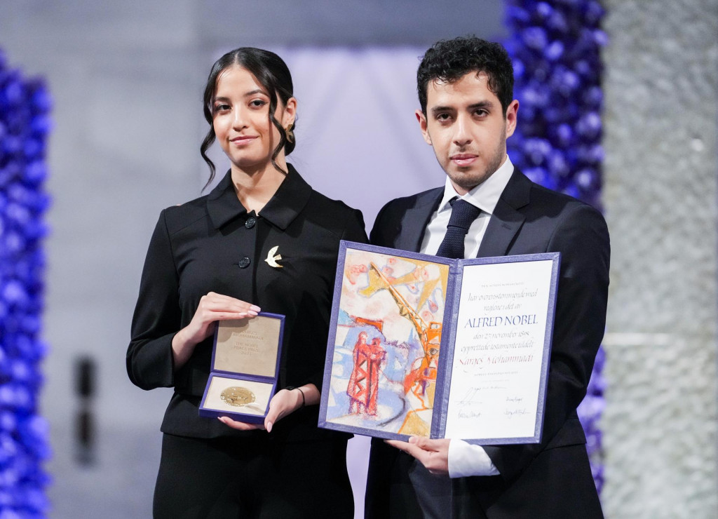 li Rahman (vpravo) a Kiana Rahmanová (vľavo), deti väznenej iránskej ľudskoprávnej aktivistky a laureátky Nobelovej ceny za mier za rok 2023 Narghís Mohammadiovej prevzali za svoju mamu diplom a medailu na slávnostnom odovzdaní Nobelovej ceny za mier v Osle. FOTO: TASR/AP