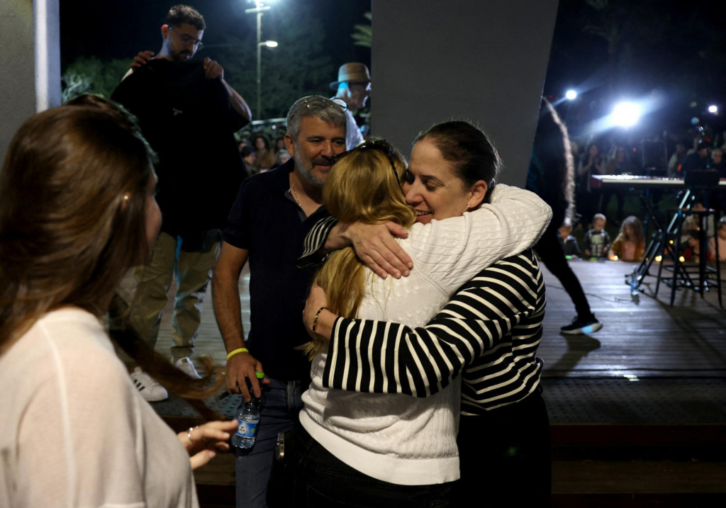 Chen Goldstein-Almog, rukojemníčka prepustená v rámci dočasnej dohody o prímerí, objíma ďalšiu členku komunity z kibucu Kfar Aza. FOTO: Reuters