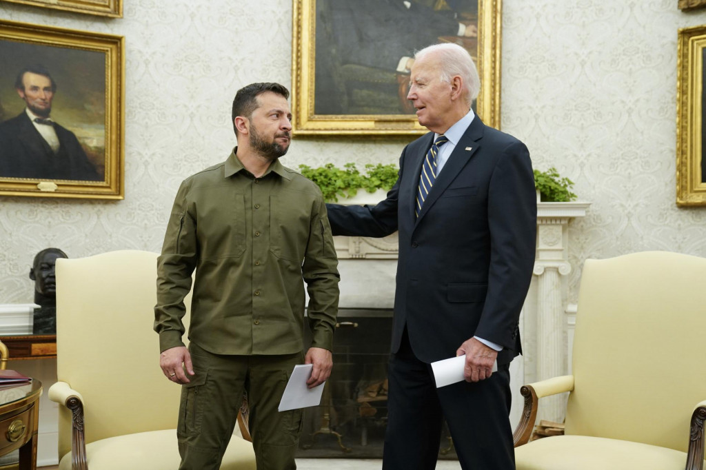 Ukrajinský prezident Volodymyr Zelenskyj (vľavo) a americký prezident Joe Biden diskutujú v Oválnej pracovni Bieleho domu vo Washingtone. FOTO: TASR/AP