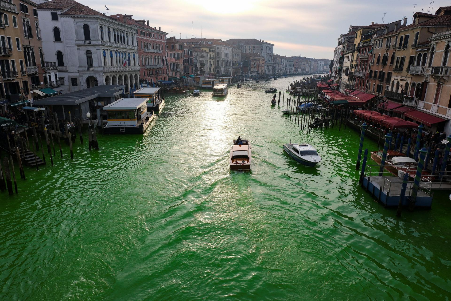 Pokuty a zákaz pobytu. Benátky potrestali aktivistov za zafarbenie vody nazeleno