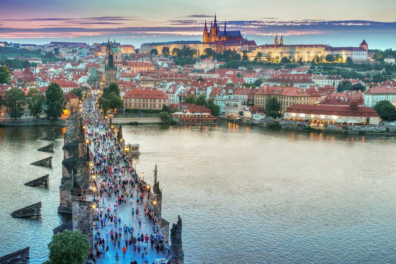 Bratislavčania potrebujú na kúpu bytu sumu hodnú metropoly Česka. Nájsť bývanie je v Prahe ľahšie