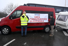Únia autodopravcov Slovenska počas toho, ako v piatok 1. decembra 2023 zablokovala hraničný priechod Vyšné Nemecké - Užhorod. FOTO: TASR/Roman Hanc
