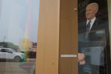 Kartónová podobizeň amerického prezidenta Joea Bidena v okne kancelárie Demokratickej strany vo Wisconsine. Za rok môže zmiznúť. Možnosť, že budúce prezidentské voľby vyhrá Donald Trump, je čoraz reálnejšia. FOTO: Reuters