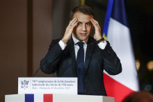 Francúzsky prezident Emmanuel Macron diskutuje na konferencii o ľudských právach. FOTO: REUTERS