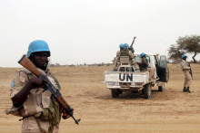 Mierové sily OSN stoja na stráži v meste Kouroume na severe Mali. FOTO: REuters