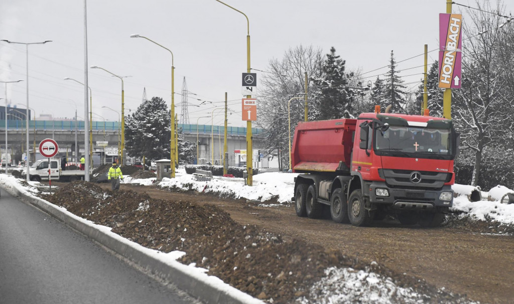 Práce na rekonštruovanej Slaneckej ceste v Košiciach 5. decembra 2023. FOTO: TASR/František Iván