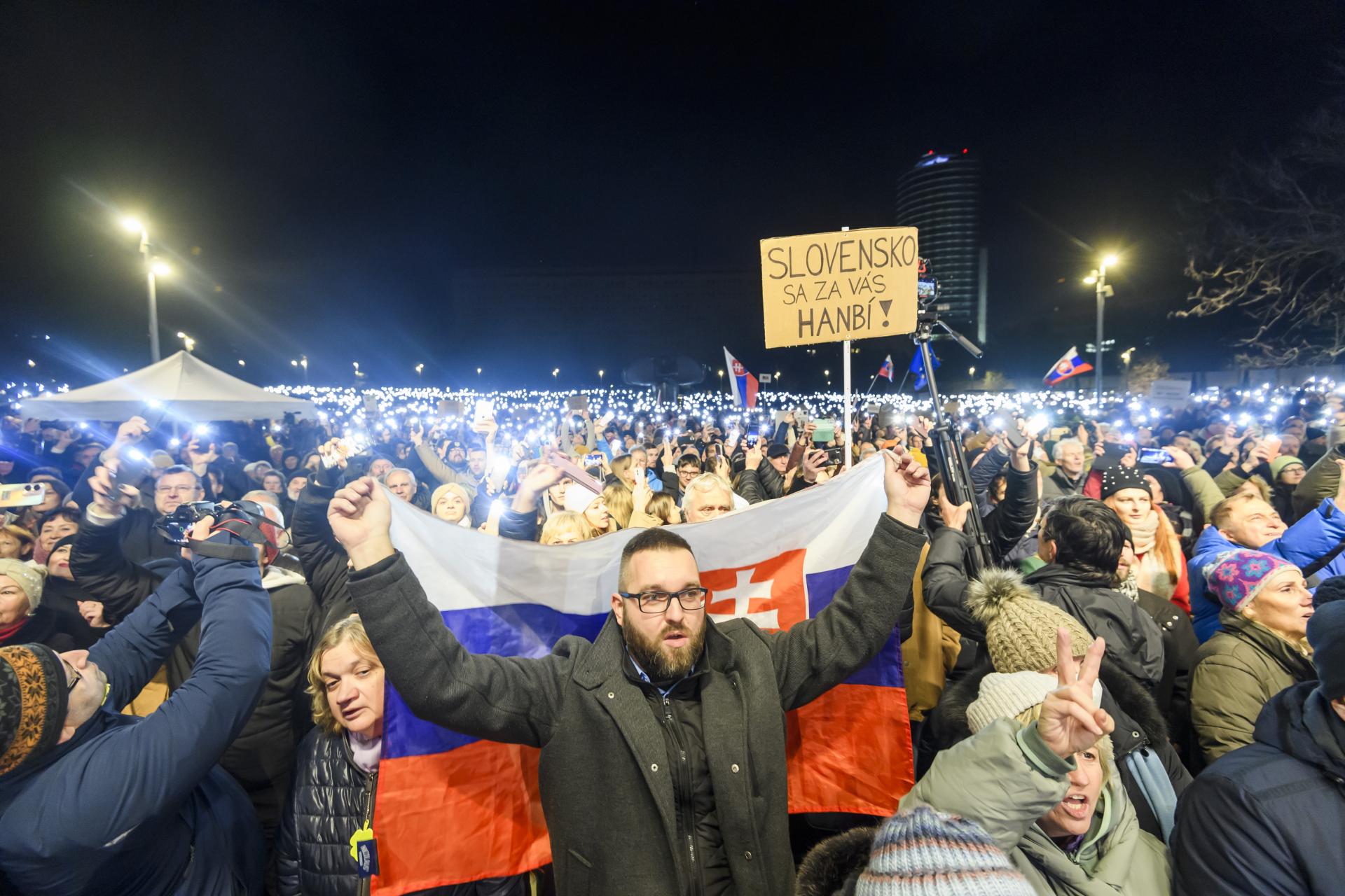 Plné námestie skandovalo „Dosť bolo Fica“. Na opozičnom proteste v Bratislave sa zúčastnili tisícky ľudí