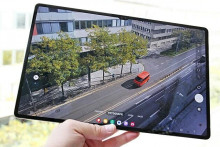 Model Samsung Galaxy Tab S9 Ultra svojou veľkosťou zatieni aj tie najrozmernejšie tablety na trhu. 14,6-palcový obrík s voliteľnou klávesnicou predbehne veľkostne aj niektoré notebooky, aj napriek tomu má množstvo praktických výhod.

FOTO: Lukáš Hron, Mobil.idnes.cz