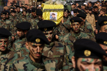 Členovia Hizballáhu nesú rakvu spolubojovníka Abbása Šumana, ktorý bol zabitý v južnom Libanone počas konfliktu s Izraelom. FOTO: Reuters
