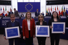 (Zľava) Saleh Nikbacht, rodinný právnik zosnulej iránskej Kurdky Mahsy Amíníovej, predsedníčka Európskeho parlamentu (EP) Roberta Metsolová a iránske obhajkyne práv žien Mersede Šáhínkárová a Afsún Nadžafíová pózujú so Sacharovovou cenou v Európskom parlamente. FOTO: TASR/AP