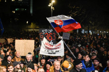 Demonštranti na proteste proti plánu vlády zrušiť špeciálnu prokuratúru v Bratislave 12. decembra 2023. FOTO: Reuters