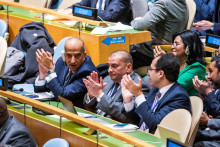 Delegáti Egypta tlieskajú po tom, ako videli výsledky hlasovania počas zasadnutia Valného zhromaždenia Organizácie Spojených národov o rezolúcii o prímerí. FOTO: REUTERS