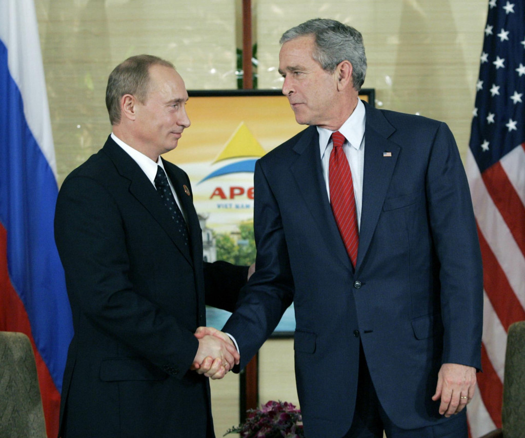 Americký prezident George W. Bush a ruský prezident Vladimir Putin podpísali bilaterálnu dohodu o vstupe Ruska do Svetovej obchodnej organizácie WTO vo vietnamskom Hanoji 19. novembra 2006. FOTO TASR/AP
