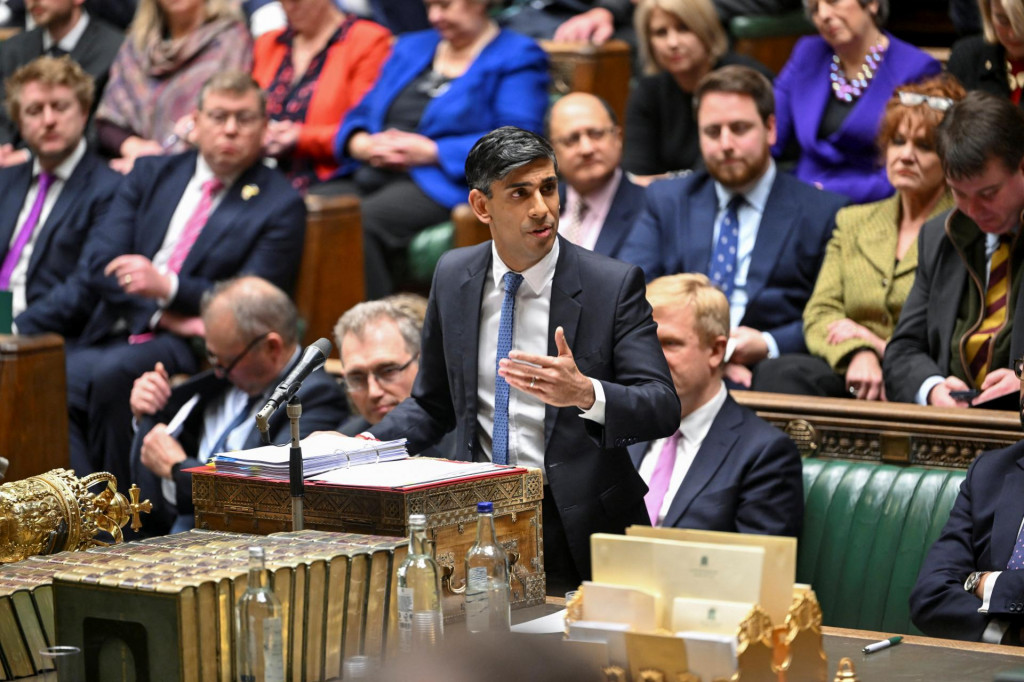 Premiér Veľkej Británie Rishi Sunak v britskom parlamente. FOTO:  REUTERS