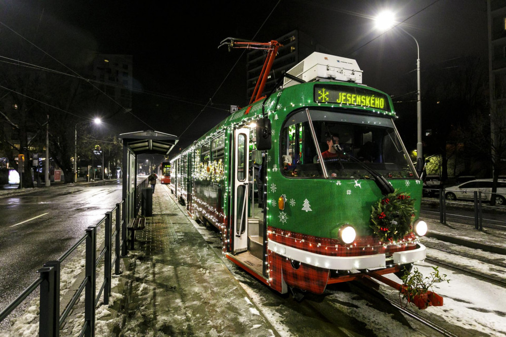 Vianočná električka v Bratislave. FOTO: TASR/Dano Veselský