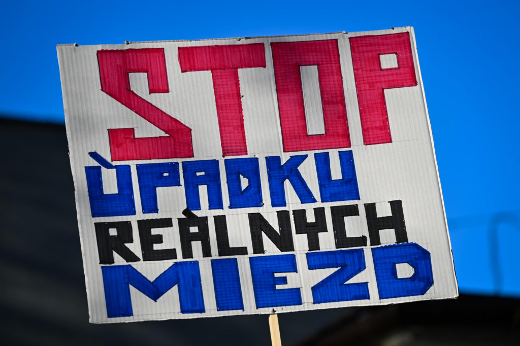 Transparent počas štrajku zamestnancov UniCredit Bank pred centrálou banky na Šancovej ulici v Bratislave. FOTO: TASR/Pavol Zachar