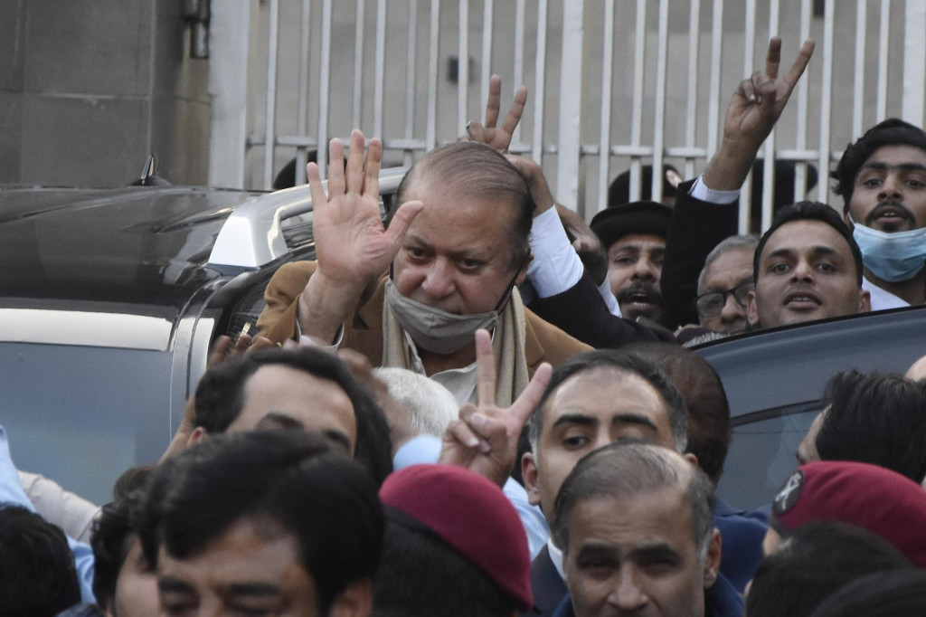 Bývalý pakistanský premiér Naváz Šaríf máva svojim priaznivcom počas odchodu z budovy súdu v Islamabade. FOTO: TASR/AP