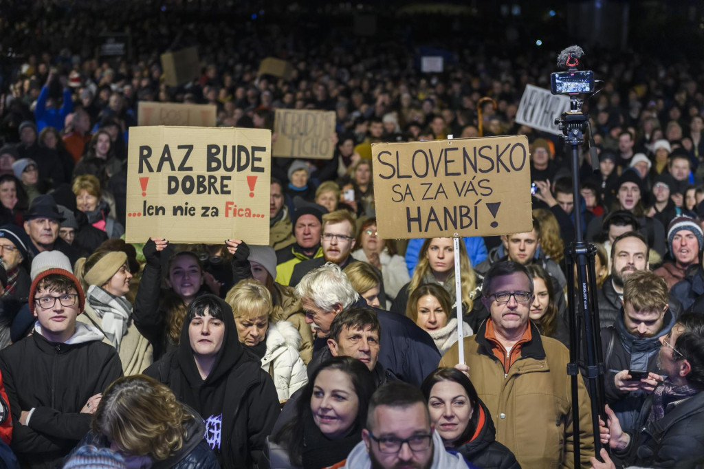 Ľudia na druhom spoločnom proteste opoz&iacute;cie - hnutia Progres&iacute;vne Slovensko, strany Sloboda a Solidarita a KDH v Bratislave. FOTO: TASR/Jaroslav Nov&aacute;k