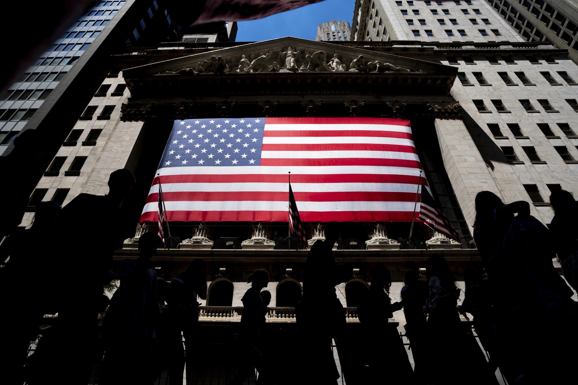 Hlavný americký index Dow Jones sa prvýkrát dostal nad 37-tisíc bodov