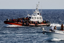 Plavidlo talianskej pobrežnej stráže prevážajúce migrantov zachránených na mori. FOTO: Reuters