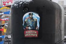 A picture depicting Emperor Alexander the Third is seen on the nuclear-powered submarine named after him during a flag-raising ceremony at the naval base in the northern city of Severodvinsk, Russia, December 11, 2023. Sputnik/Kirill Iodas/Pool via REUTERS ATTENTION EDITORS - THIS IMAGE WAS PROVIDED BY A THIRD PARTY. FOTO: Sputnik