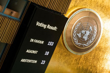 Výsledky hlasovania počas zasadnutia Valného zhromaždenia OSN o rezolúcii o prímerí uprostred prebiehajúceho konfliktu medzi Izraelom a palestínskym islamistickým zoskupením Hamas. FOTO: Reuters
