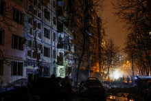 Pohotovostný štáb pracuje na mieste obytného domu poškodeného počas ruského raketového v Kyjeve. FOTO: Reuters