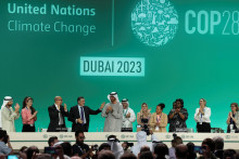 Minister priemyslu a pokročilých technológií Spojených arabských emirátov a prezident COP28 Sultán Ahmad al-Džábir na plenárnom zasadnutí po zverejnení návrhu rokovacej dohody na konferencii OSN o zmene klímy COP28. FOTO: Reuters