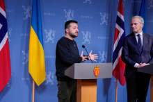 Ukrajinský prezident Volodymyr Zelenskij a nórsky premiér Jonas Gahr Store. FOTO: Reuters