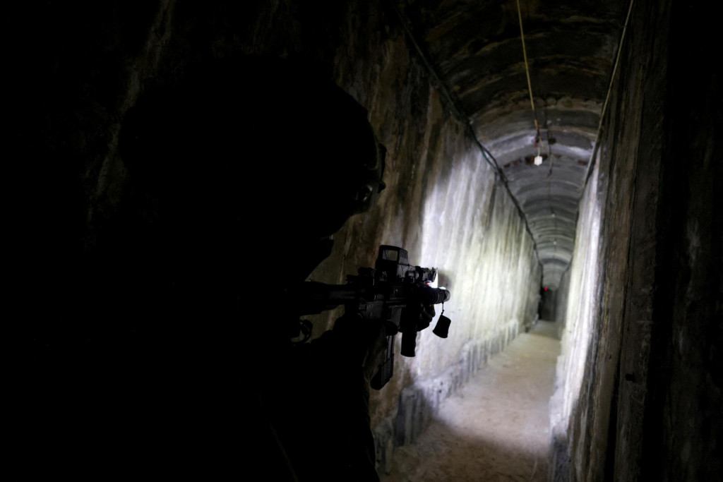 Izraelský vojak zabezpečuje tunel pod nemocnicou Šífa meste Gaza. FOTO: Reuters