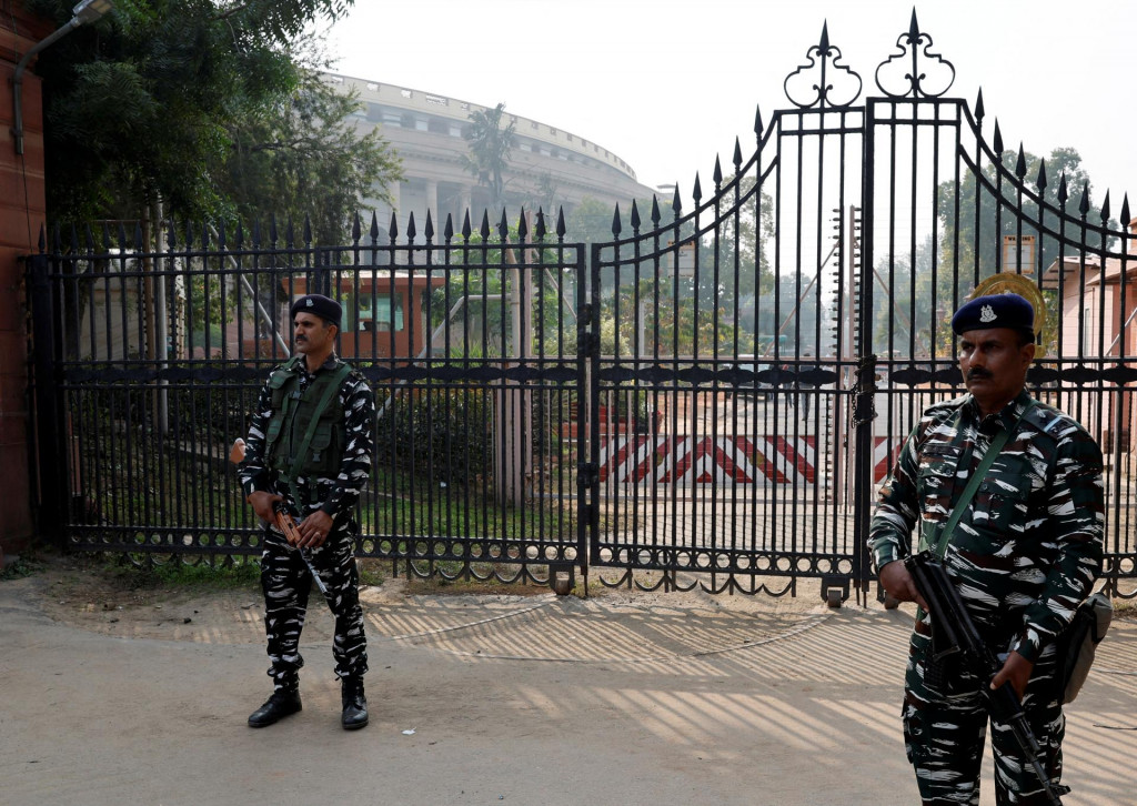 Príslušníci bezpečnostných síl strážia pred priestormi parlamentu v Naí Dillí. FOTO: Reuters