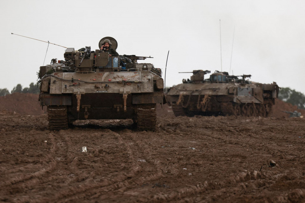 Manéver izraelských obrnených transportérov. FOTO: Reuters