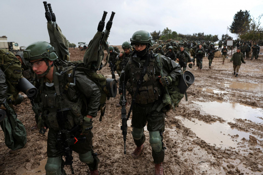 Izraelskí vojaci sa pripravujú na vstup do pásma Gazy. FOTO: Reuters
