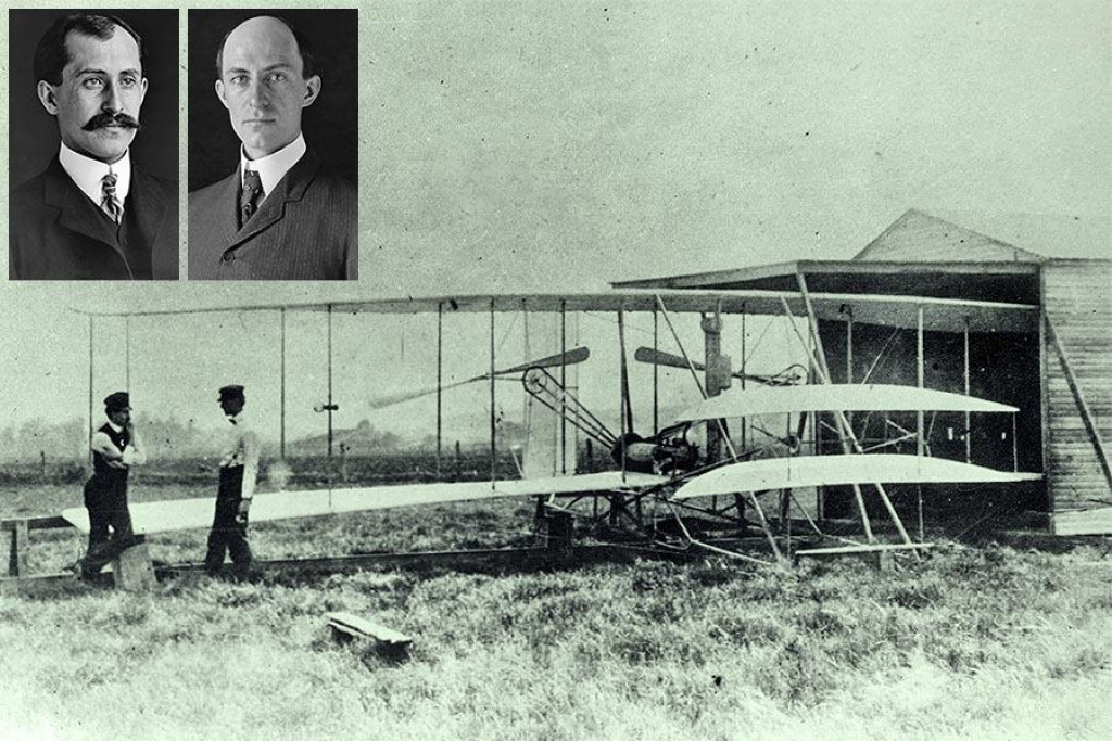 Priekopníci aviatiky Orville (na portréte hore je vľavo) a Wilbur (vpravo) Wrightovci vo svojej drevenej kôlni v Kitty Hawk, kde skonštruovali svoj prvý lietajúci stroj.