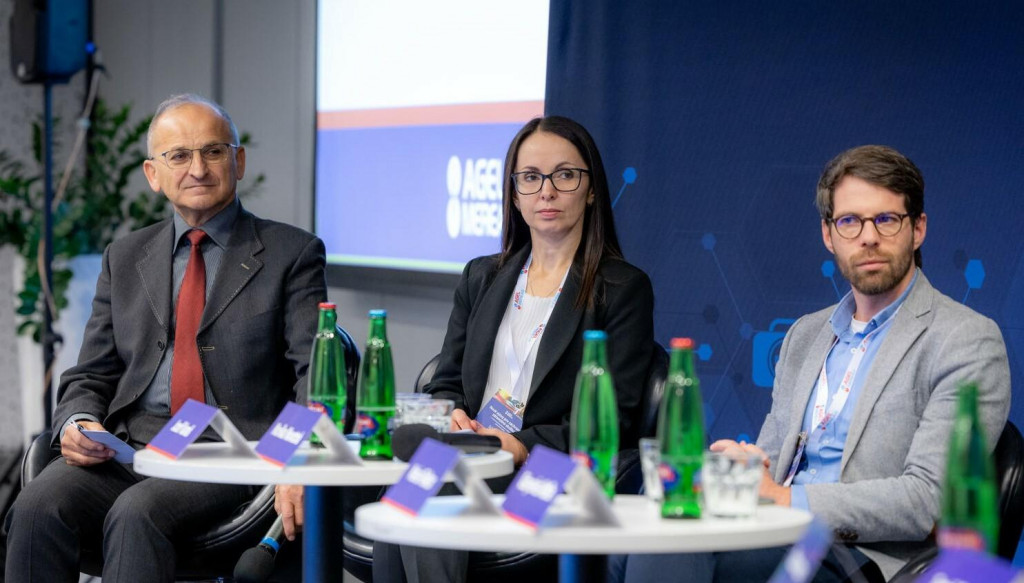Účastníci konferencie o záchrannej zdravotnej službe počas panelovej diskusie. Zľava Jozef Karaš, Monika Novotná a Matej Mišík.