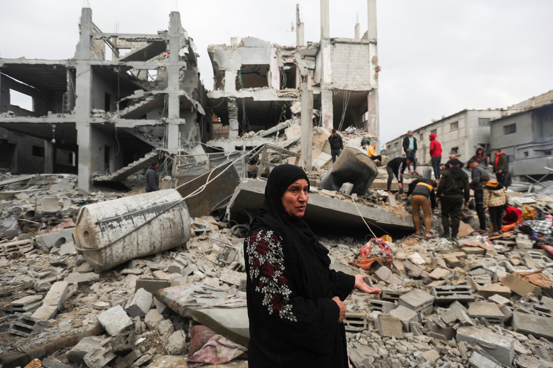Takmer polovica izraelskej munície zhodenej na Gazu sú nepresné 