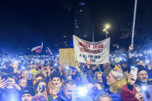 Opozičný protest pred Úradom vlády v Bratislave. FOTO: TASR/Jaroslav Novák
