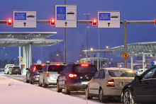 Vozidlá v premávke smerom do Ruska na znovu otvorenom hraničnom priechode Vaalimaa medzi Fínskom a Ruskom. FOTO: Reuters