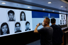 Snímky piatich aktivistov Simona Chenga, Frances Hui, Joey Siu, Johnnyho Foka a Tonyho Choia sú vystavené počas tlačovej konferencie na vydanie zatykača. FOTO: Reuters