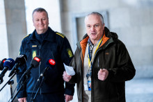 Hlavný policajný inšpektor a operačný šéf PET Flemming Drejer a hlavný policajný inšpektor a vedúci pohotovostných služieb v kodanskej polícii Peter Dahl poskytujú tlačovú správu o koordinovanej policajnej akcii. FOTO: Reuters