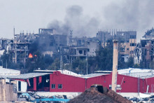 Dym stúpa v severnom pásme Gazy po leteckom útoku uprostred prebiehajúceho konfliktu medzi Izraelom a palestínskym islamistickým hnutím Hamas. FOTO: Reuters